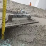 Kontrola debeline nanosa cementnega estriha z merilnim trakom.