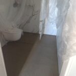 Natančna izdelava cementnega estriha v kopalnici s popolno zaščito sanitarne opreme in stenske keramike