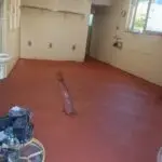 Strojno glajen industrijski estrih z rdečim pigmentom in vgrajeno talno rešetko.