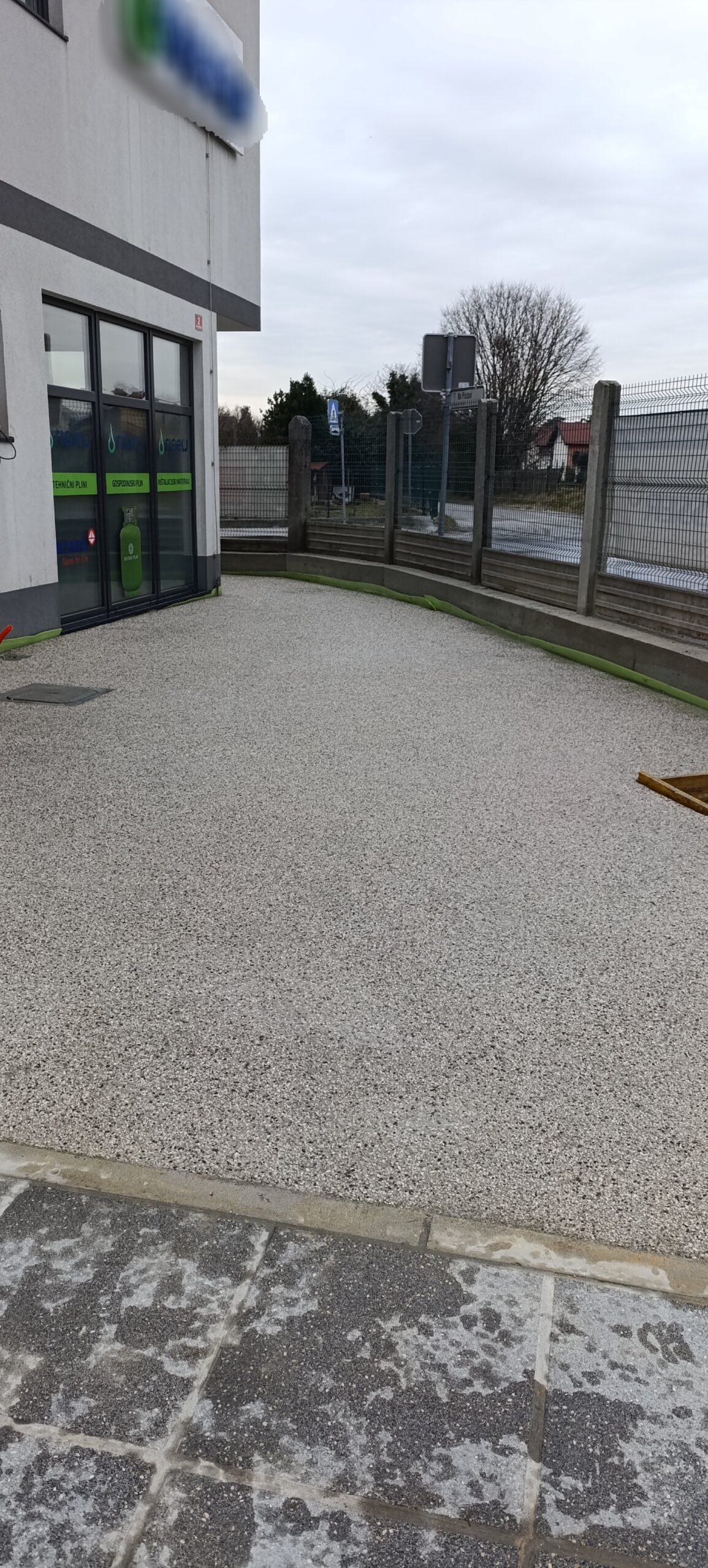 Končan in očiščen prani beton na dovozu pred poslovnim objektom.