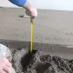 Natančna meritev višine in debeline cementnega estriha med vgradnjo.