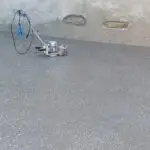 Strojen postopek poliranja in končne obdelave zunanjega pranega betona za dosego visokega sijaja.
