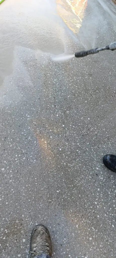 Izpiranje zgornje plasti cementa za izdelavo dekorativnega pranega betona.