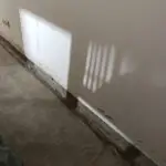 Natančna priprava podlage in označevanje višin pred vgradnjo strojnega estriha.