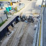 Uporaba dveh črpalk za strojno izdelavo estrihov na večjem gradbišču.