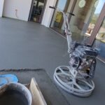 Strojno glajenje cementnega estriha na zunanji terasi z rotacijskim gladilcem